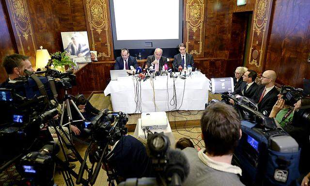 Pressekonferenz im Landtmann: Links das Bild von Alijew, präsentiert von dessen früheren Anwälten Klaus Ainedter, Manfred Ainedter und Otto Dietrich (von links)