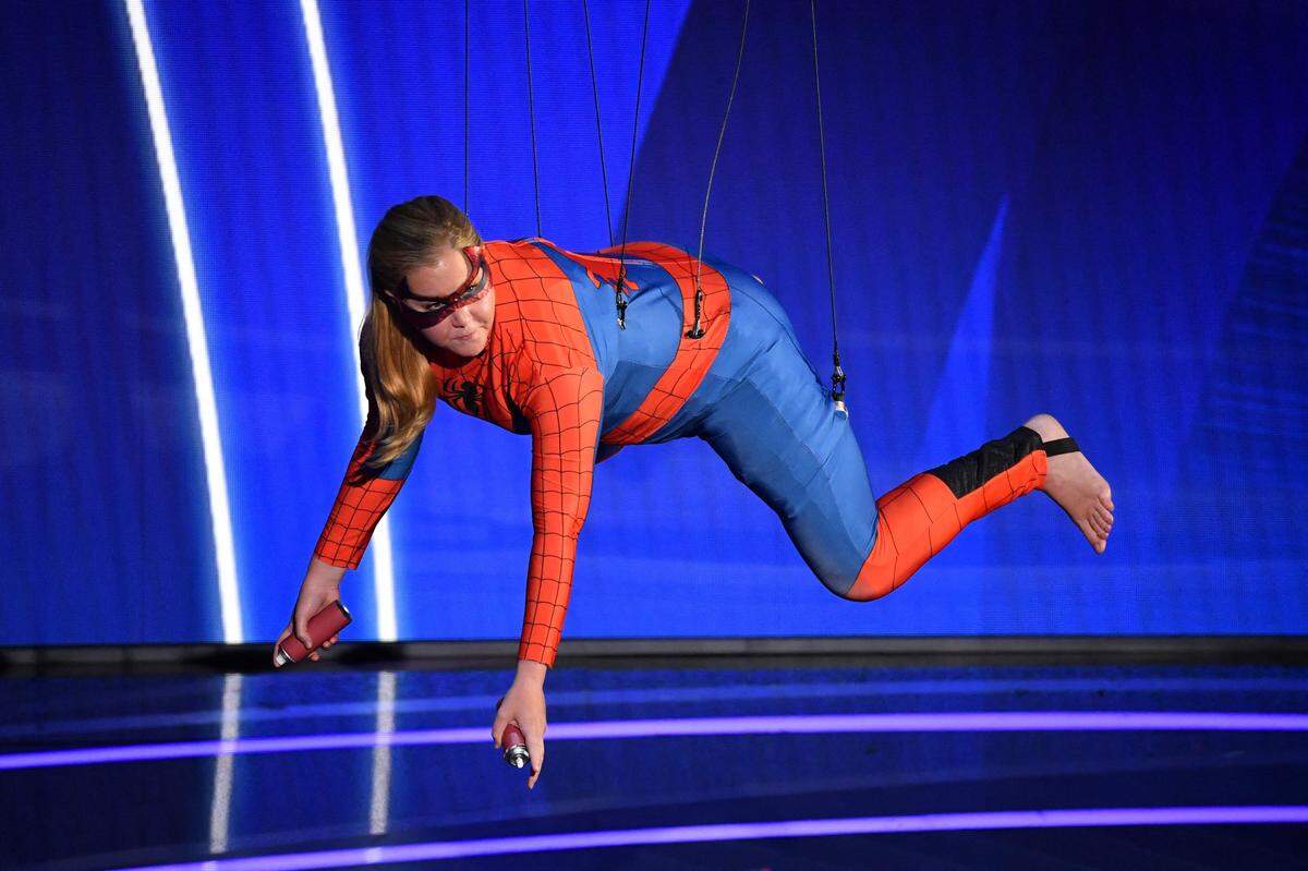 Komikerin Amy Schumer als Spiderman bei einer Moderationseinlage.