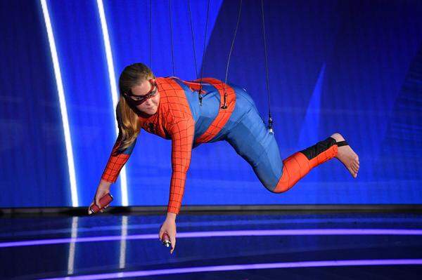 Komikerin Amy Schumer als Spiderman bei einer Moderationseinlage.