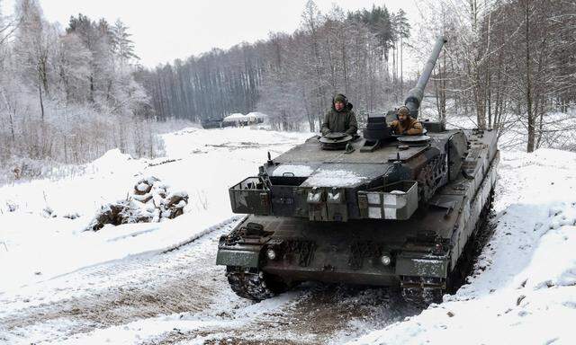 Ein Kampfpanzer Leopard 2 A5 auf einem Bild vom 15. Dezember 2023: Dieser Panzer wurde nach einem Einsatz an der Front in der Ukraine am Militärstützpunkts Rukla in Litauen repariert.