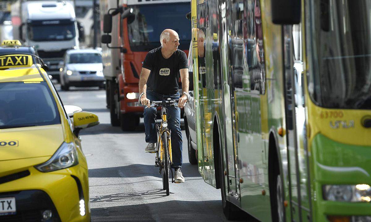 Als Ur-Grüner galt Chorherr auch stets als Rad-Aficionado. Dass in Wien nach wie vor jedes Stück neuer Radweg als Kleinkrieg ausgefochten werden müsse, konnte er ebenso wenig verstehen wie die Pkw-Vernarrtheit so mancher Österreicher - im Großen wie im Kleinen. Rufe nach einer autogerechten Stadt blieben ihm ebenso unverständlich wie das Bedürfnis nach einem Wunschkennzeichen: "Auf dem Spoiler eines Bügeleisens steht ja auch nicht 'Mausi 7'." Foto: Chorherr auf der Linken Wienzeile im Juli 2018.