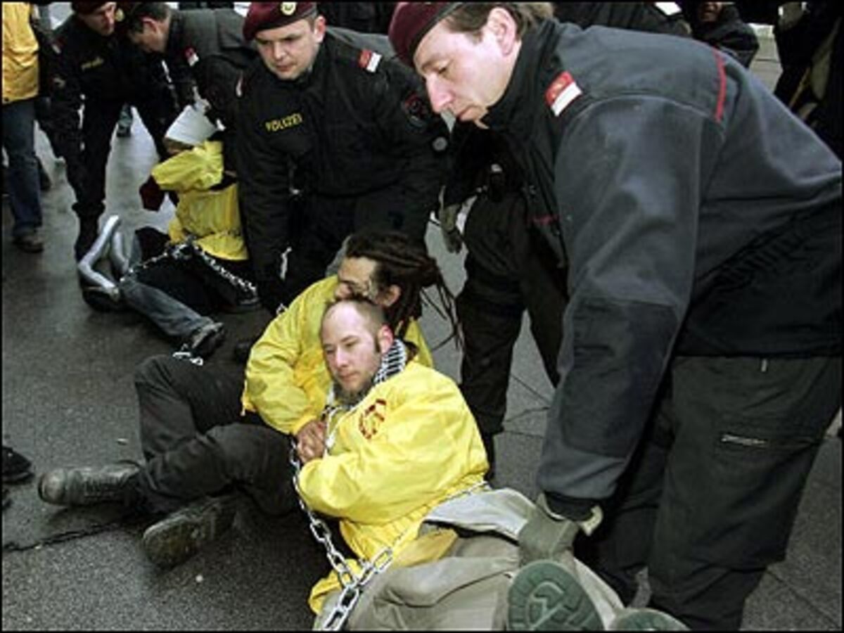 Eine eine kleine Gruppe von Demonstranten protestierte gegen den neu formierten Ministerrat.