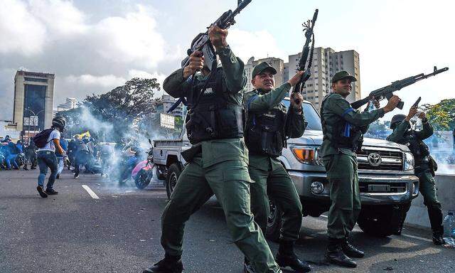 Teile der Nationalgarde, die sich Guaidó angeschlossen haben, vertreiben Maduro-treue Sicherheitskräfte vor der Militärbasis La Carlota.