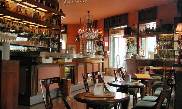 Eine Umarmung und ein Drink ohne Bestellung: Dann ist man angekommen.