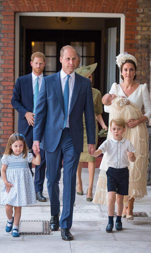 Der kleine Prinz, der mit vollem Namen Louis Arthur Charles heißt, wurde am 9. Juli in der Kapelle des St. James's Palace in London getauft. Mit dabei waren neben Mama Kate auch seine Geschwister, Prinz George und Prinzessin Charlotte, und Papa Prinz William - das erste inoffizielle Familienfoto der Cambridges.
