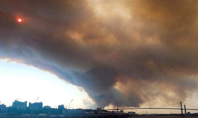 Das Feuer kommt der Stadt Halifax sehr nahe.