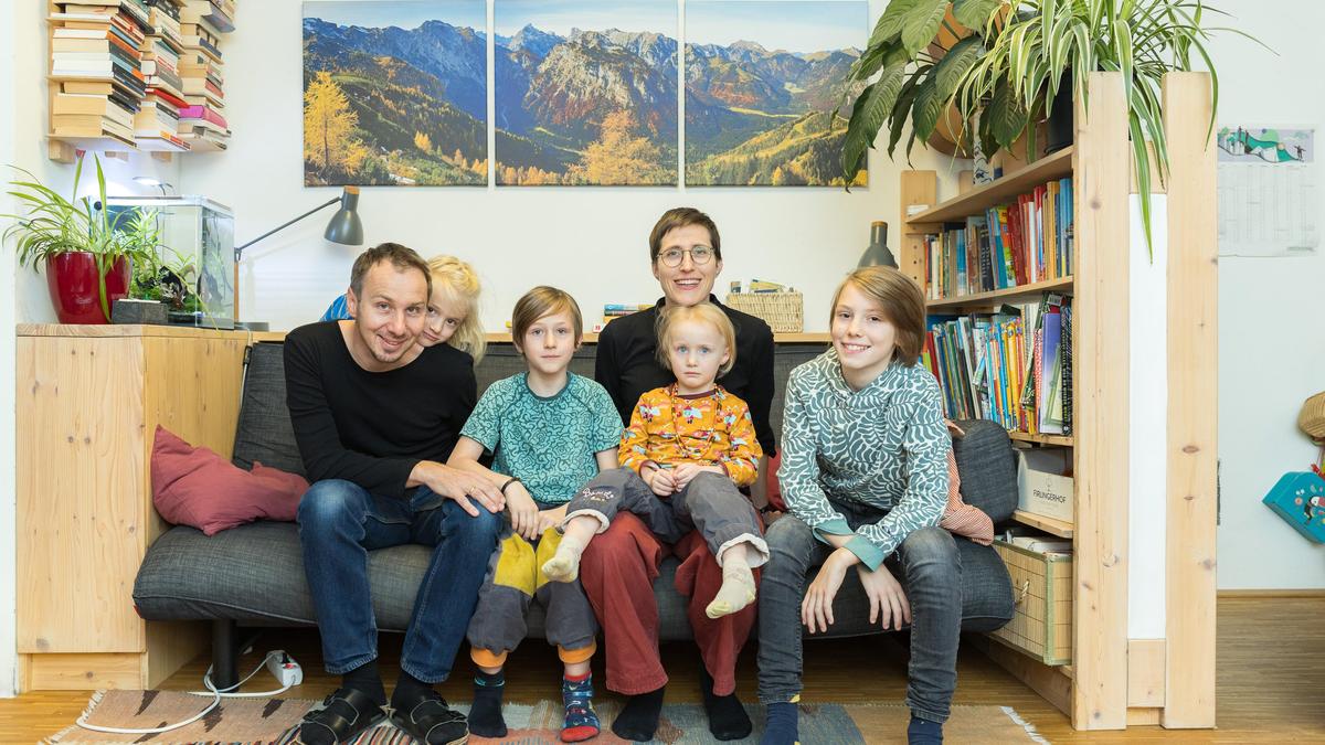 Die sechsköpfige Familie Ritter aus Wien. Die Eltern, Monika und Florian, machen „halbe-halbe“, was Kinder und Haushalt betrifft.