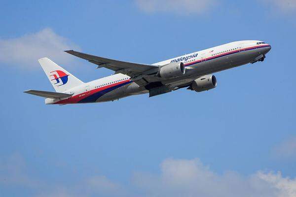 Die Boeing der Malaysian Airlines verschwindet auf dem Weg von Kuala Lumpur nach Peking von den Radargeräten. Die Behörden haben auch nach intensiver Suche keine Spur der mit 239 Passagieren an Bord verschwundenen Boeing gefunden. Es handle sich um einen Vorfall ohne gleichen - die Suchoperationen gingen weiter, teilte die malaysische Luftfahrtbehörde in Kuala Lumpur am Montag mit. Übersichtskarte: Die schlimmsten Flugzeugabstürze der vergangenen Jahre