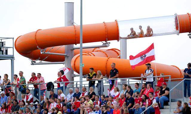 Fußballschauen von der Wasserrutsche aus. Das geht im Wiener Neustädter Stadion.