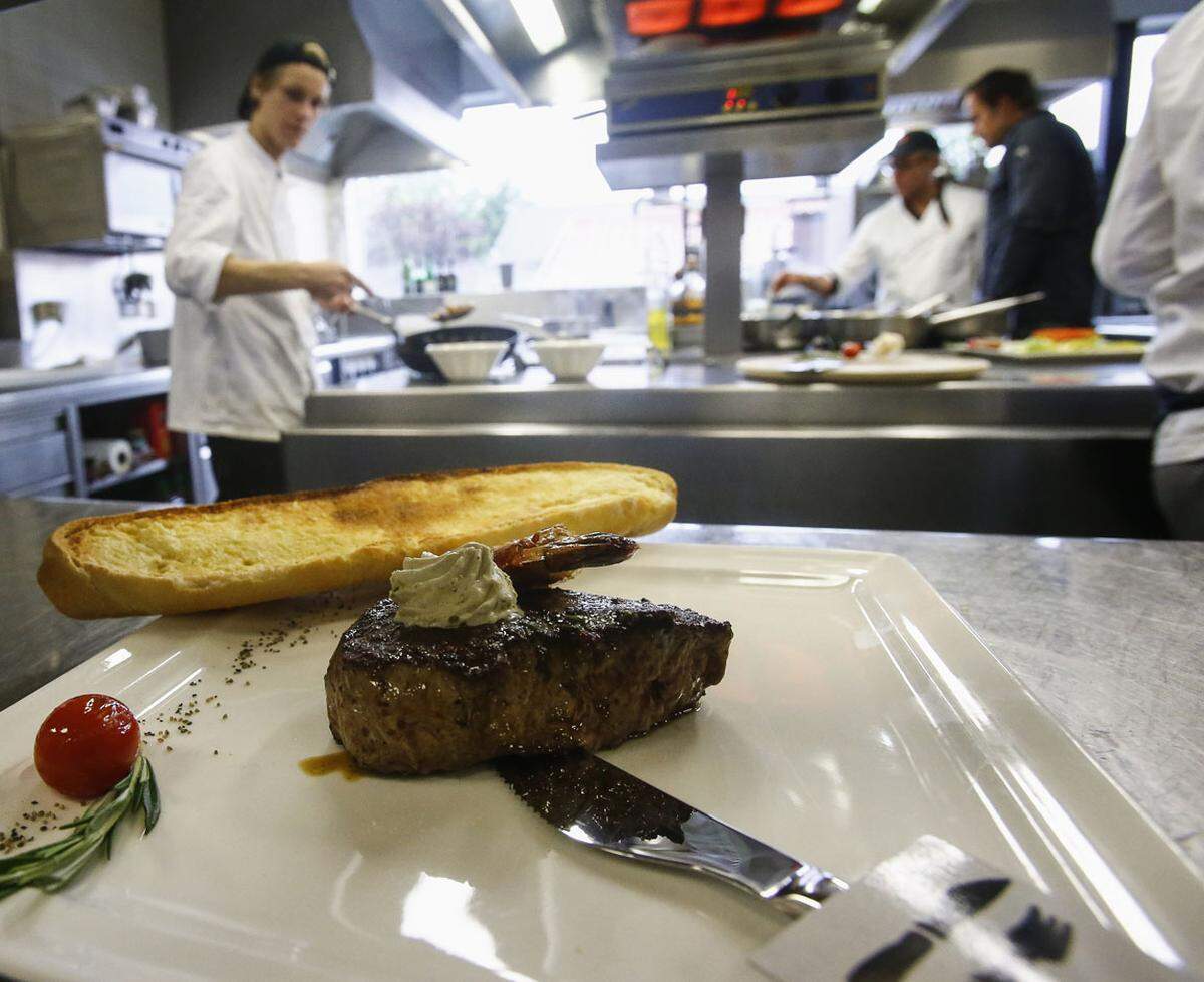 Gegen ein romantisches Candellight-Dinner werden die meisten Männer auch nichts einzuwenden haben. Gegen ein Steakdinner aber wahrscheinlich noch weniger.