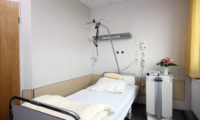 Ein Mann soll aus einem Bett in der Klinik Donaustadt, Abteilung Orthopädie gefallen sein.