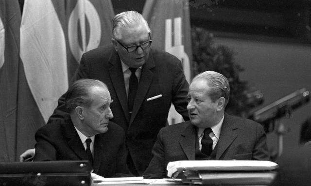 Beim SPÖ-Parteitag 1967 musste Bruno Pittermann (Mitte) den Parteivorsitz an Bruno Kreisky (r.) übergeben. Links im Bild: Burgenlands LH-Stv. Hans Bögl. 