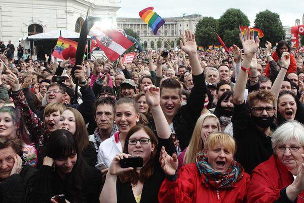 Vor dem Bundeskanzleramt warteten bereits etwa 10.000 Menschen auf den Auftritt von Conchita. Neben österreichischem Rot-weiß-rot war vor allem die Regenbogenfahne ein beliebtes Accessoire am Ballhausplatz.