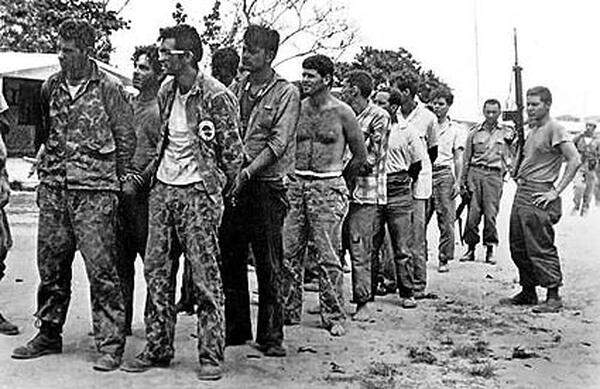 Am 17. April 1961 landete mit der Unterstützung der CIA eine Miliz von Exilkubanern in der Schweinebucht auf Kuba. Dort wollten sie den neuen Machthaber Fidel Castro stürzen. Im UN-Sicherheitsrat kam es zu Debatten um die Rechtmäßigkeit des Angriffs. Kuba scheiterte jedoch mit seinem Antrag, die USA als Aggressor zu verurteilen - am Vetorecht der USA. Die fehlgeschlagene Invasion war allerdings nur einer von vielen Versuchen der CIA, Fidel Castro loszuwerden.Im Bild: Kubanische Konter-Revolutionäre nach ihrer Festnahme