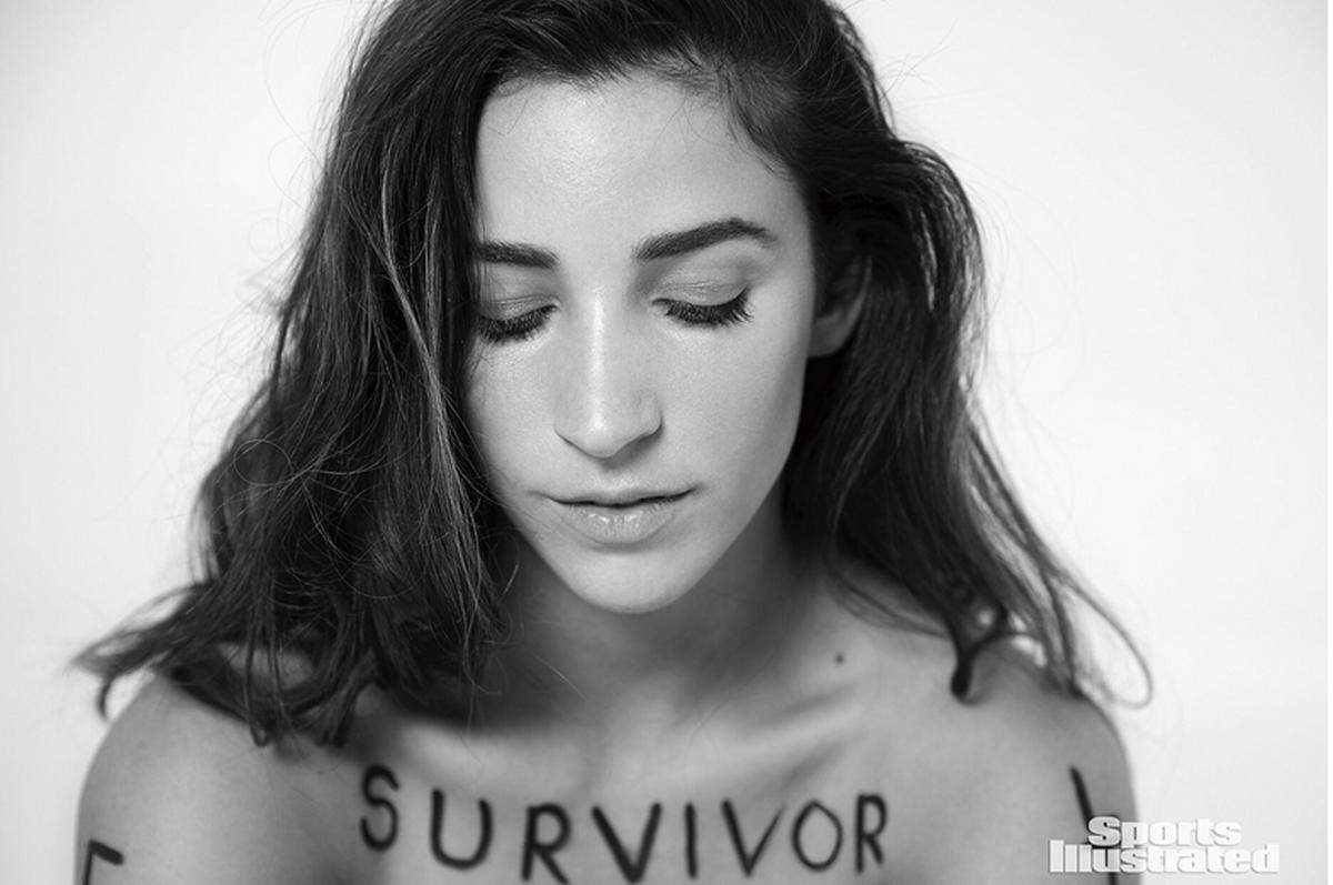 Sie ließ sich etwa "Survivor", also "Überlebende" auf die Brust malen. Auf Instagram schrieb die 23-Jährige: "Die Zeit, in der Frauen beigebracht wurde, sich für ihre Körper zu schämen, ist VORBEI. Der weibliche Körper ist wunderschön und wir sollten alle stolz darauf sein, wer wir sind, von innen und außen."