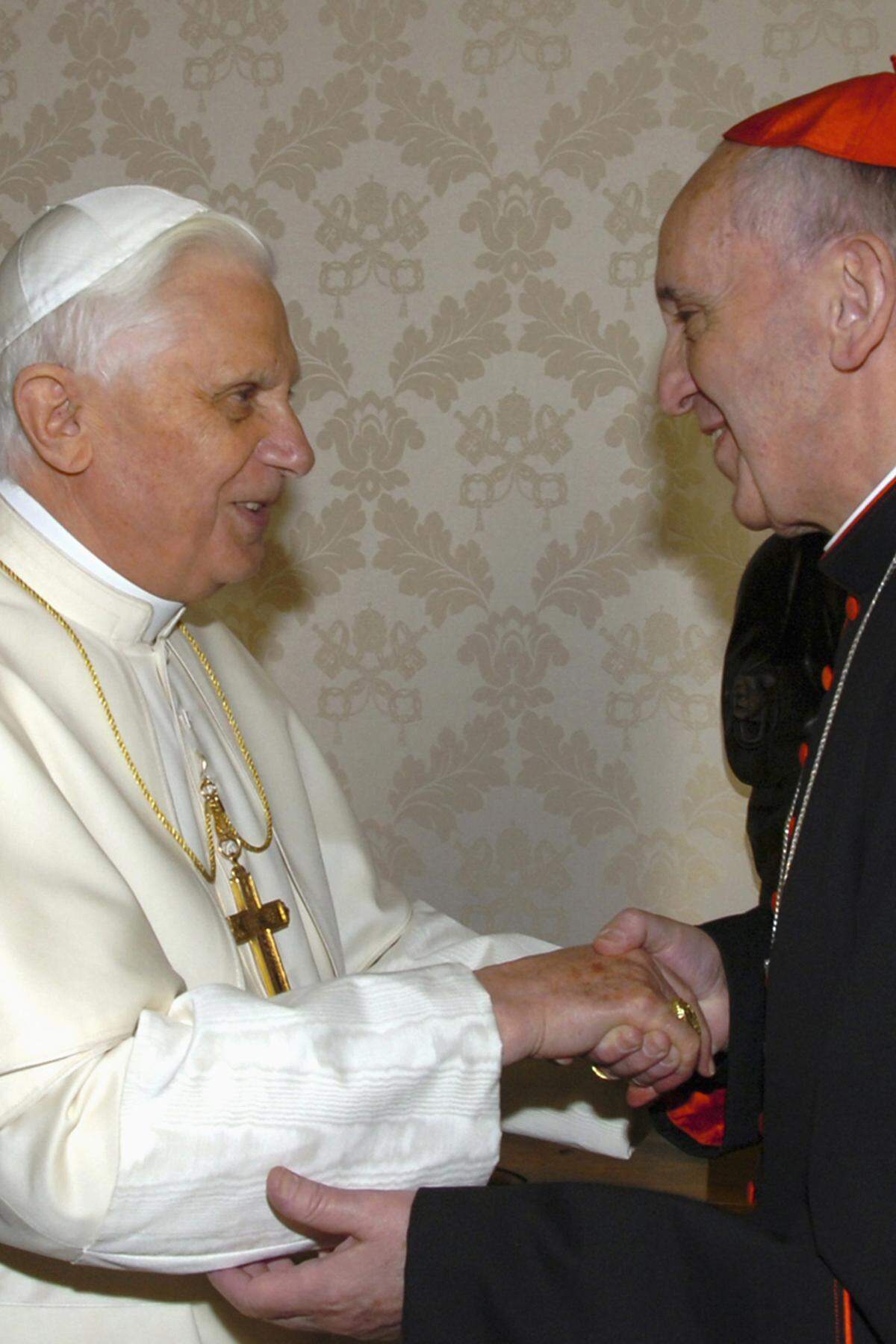 Gruppenbild der Päpste. Der emeritierte Papst Benedikt XVI. mit dem neuen Papst, damals noch Kardinal, Jorge Mario Bergoglio, jetzt Papst Franziskus.