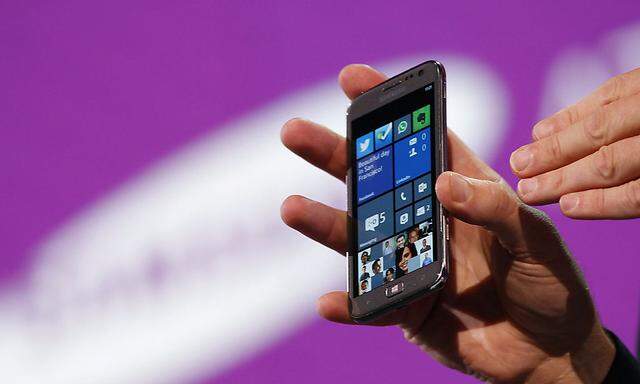 Microsoft CEO Steve Ballmer displays a Samsung ATIV S featuring Windows Phone 8 during an event in San Francisco