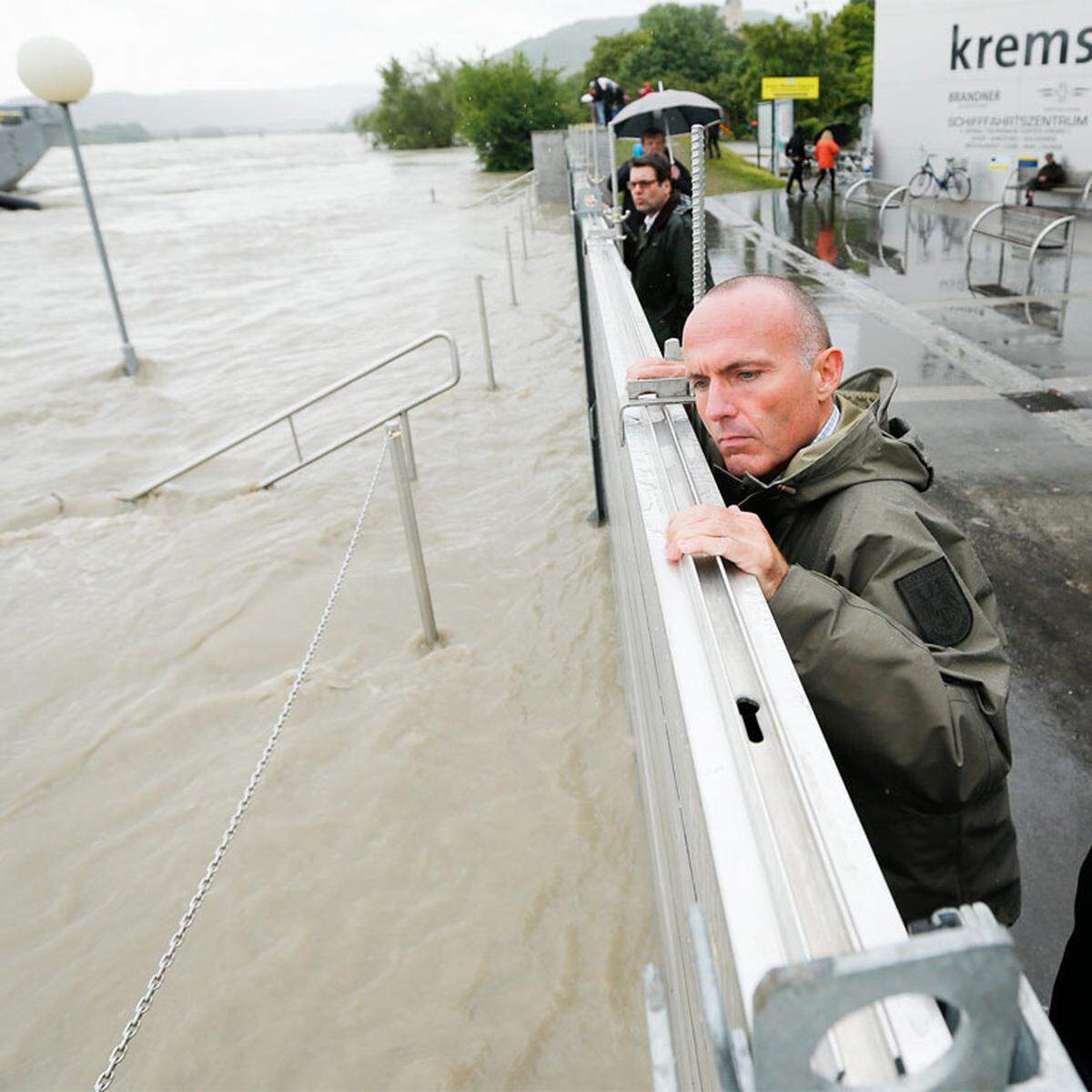 Auch Politiker machen sich ein Bild von der Lage: Verteidigungsminister Gerald Klug kontrollierte persönlich eine Hochwasserschutzwand in Krems. In den anderen Bundesländern haben bereits die Aufräumarbeiten begonnen: Die Bilder finden Sie hier