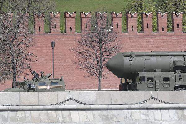 Außerdem zogen rund 200 Militärfahrzeuge, darunter Panzer und Raketenträger, über den Roten Platz.