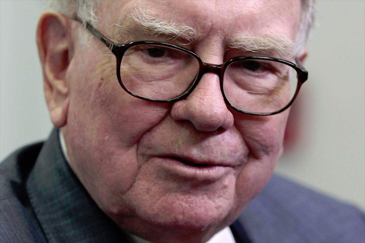 Nachdem Warren Buffetts Vermögen im Vorjahr schrumpfte, hat er nun wieder kräftig aufgeholt: "Forbes" beziffert es auf 46 Milliarden Dollar - ein sattes Plus von sieben Milliarden Dollar. Allerdings gibt es für Buffett noch besser Nachrichten: Vor kurzem wurde bekannt, dass er seine Krebstherapie abgeschlossen hat. "Ein großartiger Tag", so der 82-Jährige.