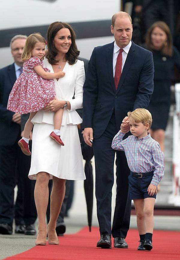 Die Cambridges können Colour coordination. Prinzessin Charlotte, das Herzogspaar und Prinz George tragen Rot-, Blau- und Weißtöne bei einem Besuch in Warschau - die Farben des Union Jack. Ein echtes Highlight sind - man glaubt es kaum! - Prinzessin Charlottes Schuhe: Onkel Prinz Harry trug sie vor Jahrzehnten.