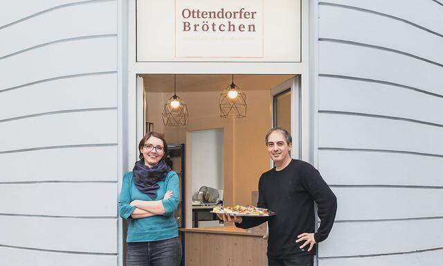 Birgit Ottendorfer und Yilmaz Kocaman vor dem Eingang ihrer Brötchenmanufaktur