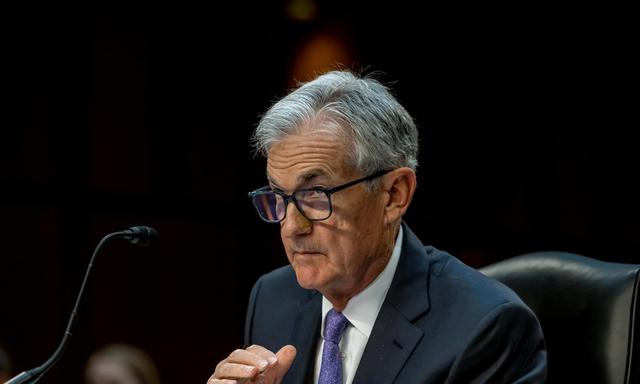 Trotz jüngster Fortschritte im Kampf gegen die Inflation will sich US-Notenbankchef Jerome Powell noch nicht auf einen Zeitpunkt für eine Zinswende festlegen.