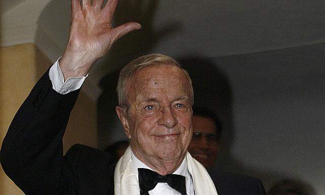 Italian movie director Franco Zeffirelli waves at La Scala opera house in Milan