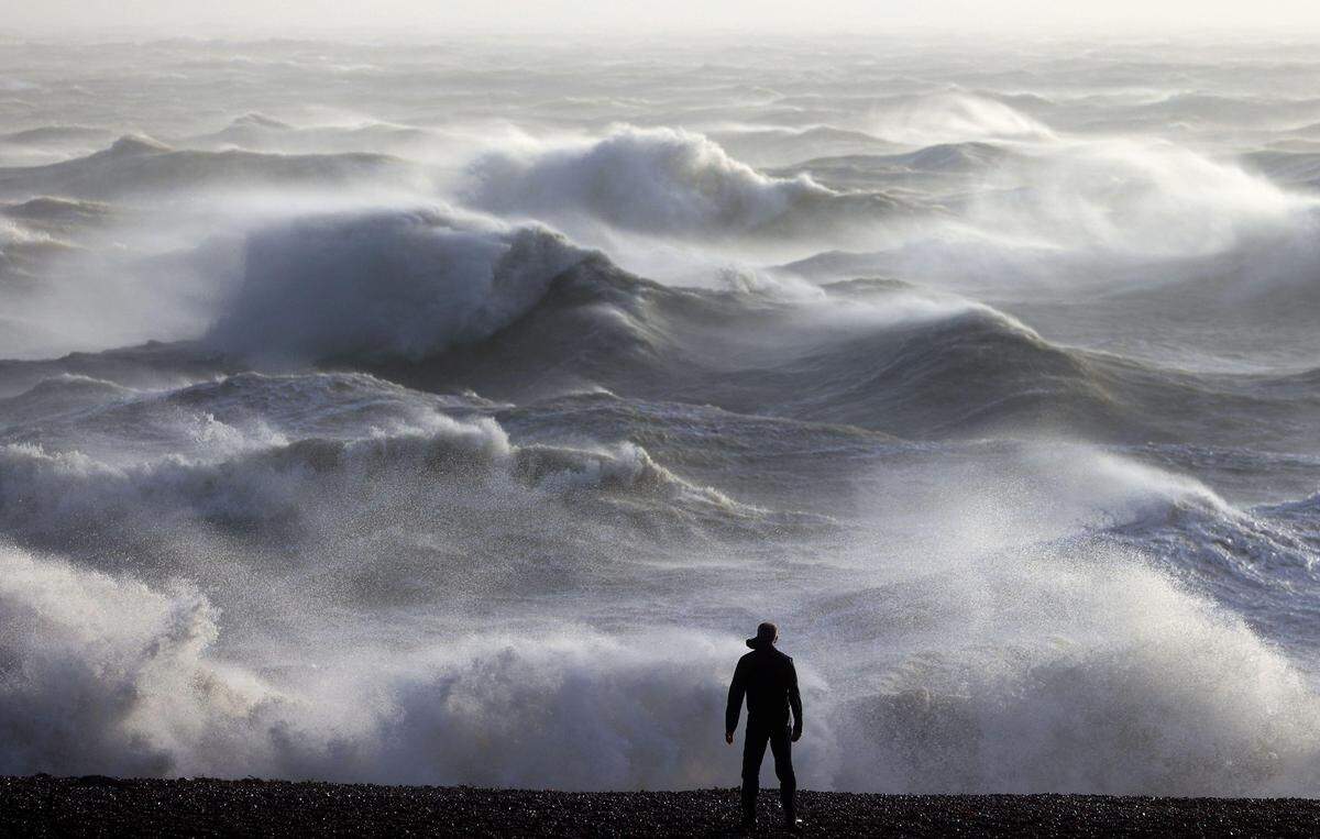 2. Jänner. Der Sturm „Henk“ zieht über den Süden Großbritanniens, hier in Newhaven.