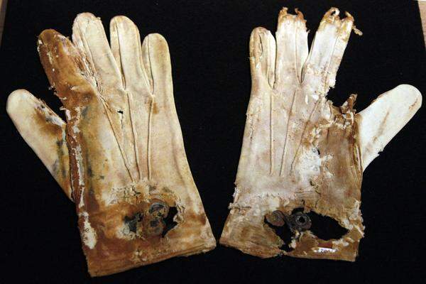 Herren-Handschuhe, gefunden in mehr als 4000 Metern Tiefe.