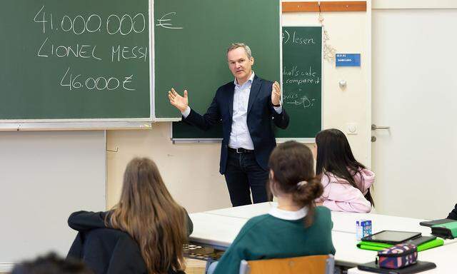 Agenda-Austria-Chef Franz Schellhorn diskutiert mit Schülern der Mittelschule Koppstraße über das Gehalt von Lionel Messi. Wie er besuchen regelmäßig CEOs die Schulklassen von Teach For Austria.