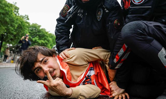 Ein Demonstrant wird festgenommen und daran gehindert, den Taksim-Platz in Istanbul zu betreten.