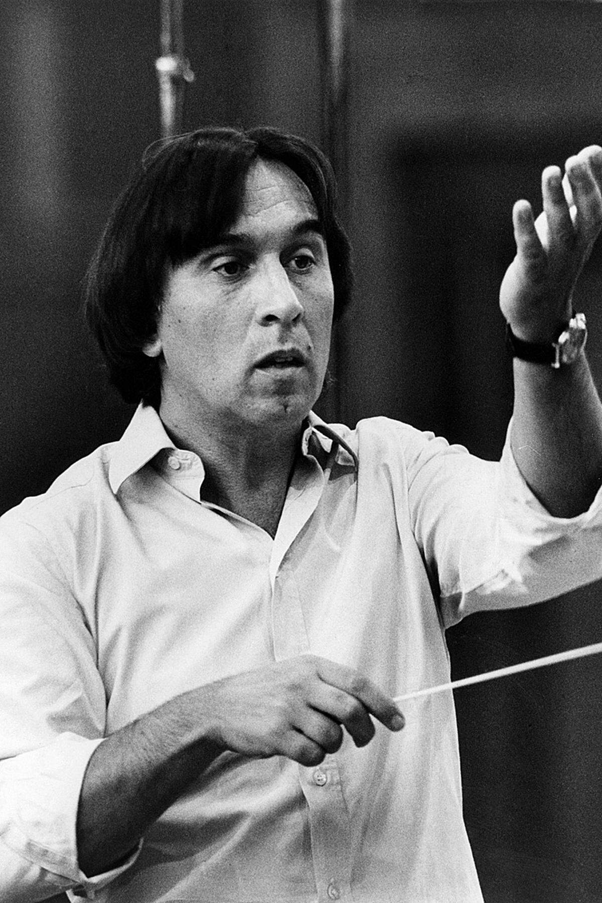 1958 gewann Abbado den Kussewitzky-Preis in Tanglewood/USA. Bereits 1966 dirigierte er bei den Salzburger Festspielen. 1968 wurde er leitender Dirigent und später künstlerischer Leiter der Mailänder Scala. Foto: Abbado 1985