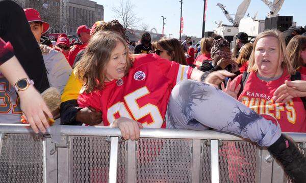 Fans der Kansas City Chiefs kletterten über Barrikaden, um aus der Gefahrenzone zu kommen.