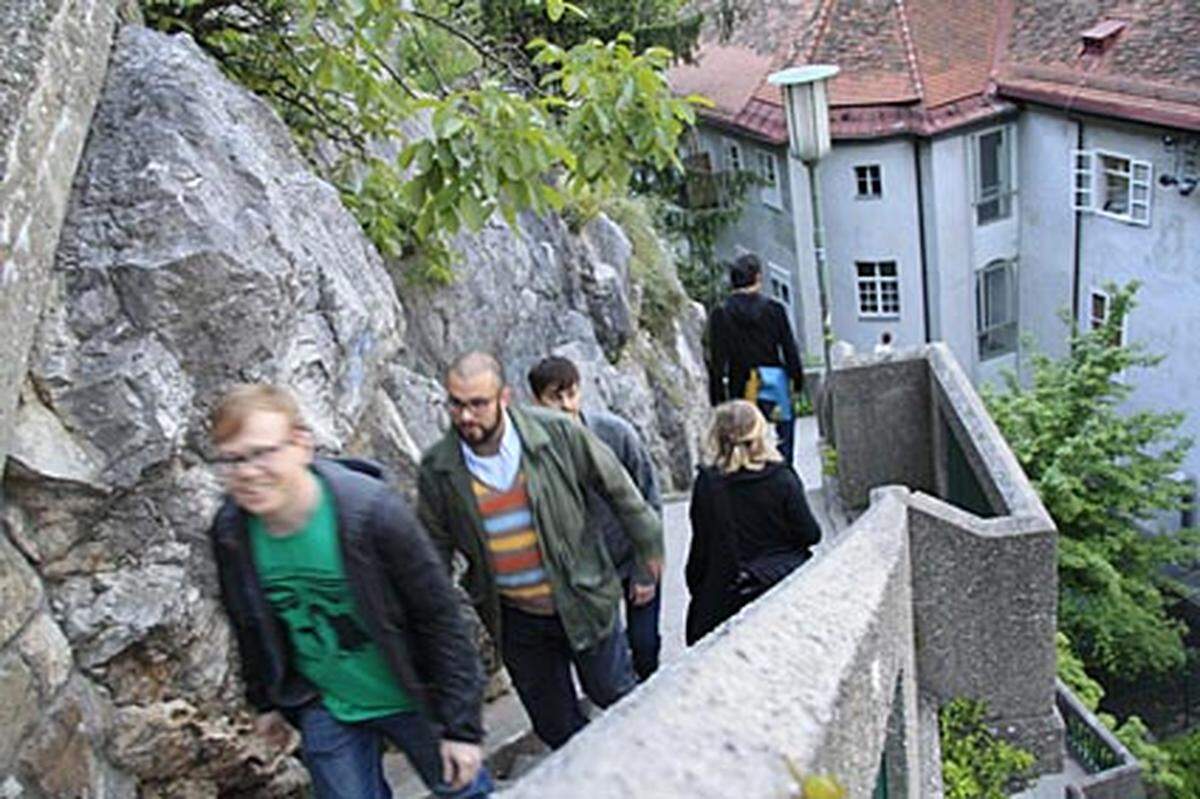 Zum Auftakt des ersten Festivaltages, dem Mittwoch, hieß es einen Berg zu bewältigen: Nur am ersten Tag wurden die Kasematten auf dem Grazer Schlossberg, direkt neben dem Wahrzeichen der Stadt, dem Uhrturm, bespielt. 260 Stufen führen vom Schlossbergplatz hinauf zu den Kasematten und damit zum Eröffnungskonzert mit Headliner Moderat.