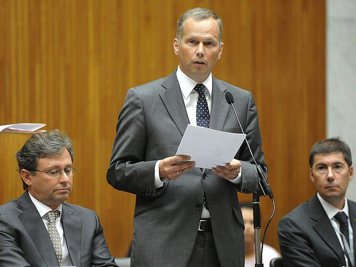 In der Funktion des VÖZ-Präsidenten verhandelte Pirker auch am novellierten ORF-Gesetz mit. Ihm folgte Hans Gasser, Vorstandsvorsitzender beim "Wirtschaftsblatt".