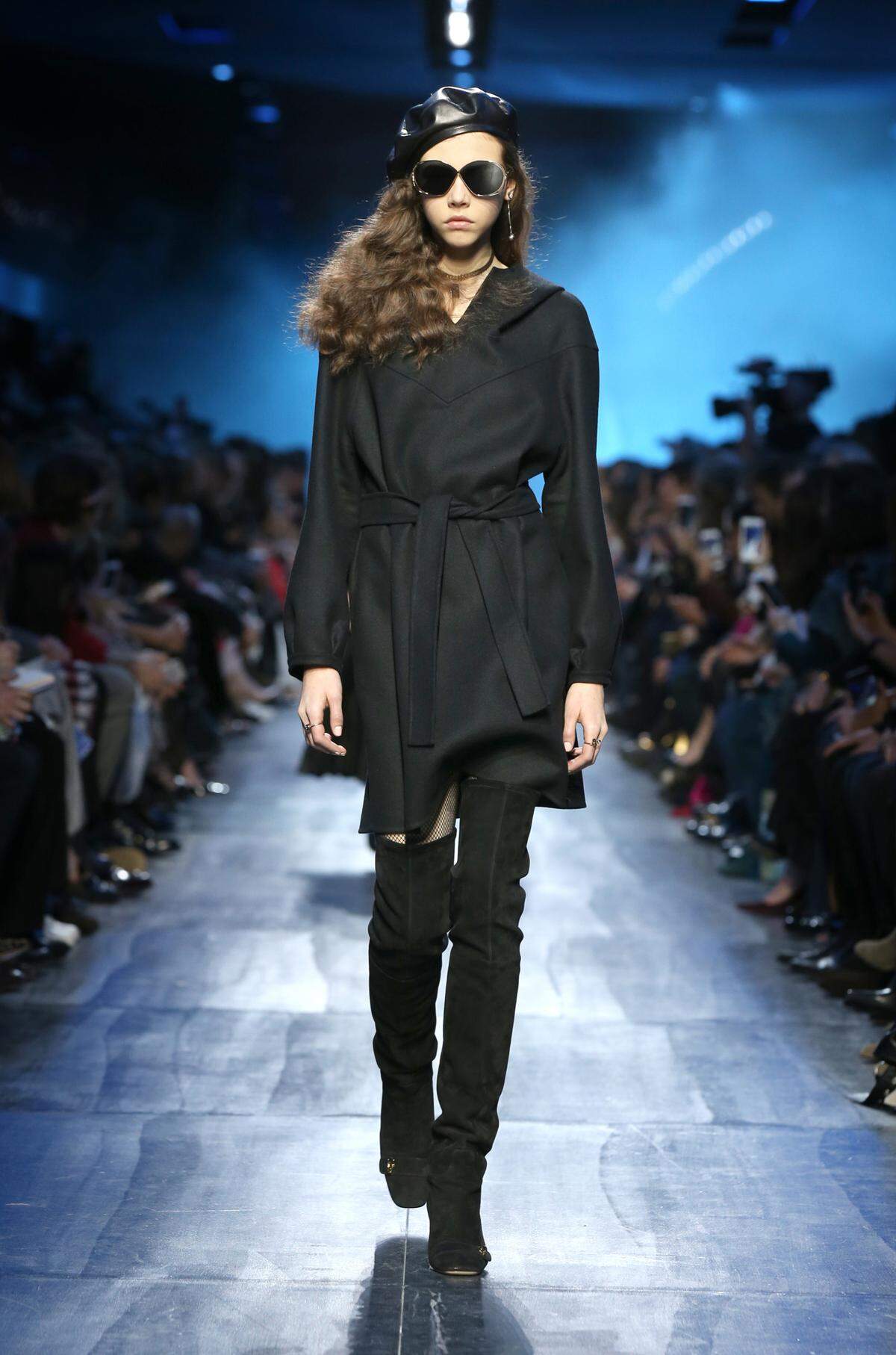 Bei Dior kommen Overknee-Stiefel durch ein schlichtes Wollkleid bestens zur Geltung.