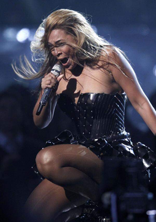 Sie hatte Grund zum jubeln: Beyonce Knowles räumte gleich sechs der begehrten Grammy-Trophäen ab: "Single Ladies" ist Song des Jahres, bester R&amp;B-Song und beste Aufnahme einer R&amp;B-Sängerin. Platte "I Am ... Sasha Fierce" wurde zum Besten zeitgenössischen R&amp;B-Album gekürt, der Song "At Last" zur Besten traditionellen R&amp;B-Darbietung. Insgesamt war die R&amp;B-Diva in zehn Kategorien nominiert worden.