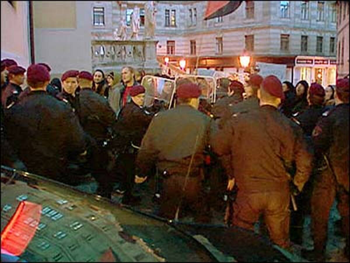 Alfred Gusenbauer hatte schon am Morgen der Angelobung Polizeischutz anfordern müssen. Rund 60 Demonstranten hatten sich vor der Wohnung des SPÖ-Vorsitzenden im 7. Wiener Gemeindebezirk eingefunden, um zu protestieren.