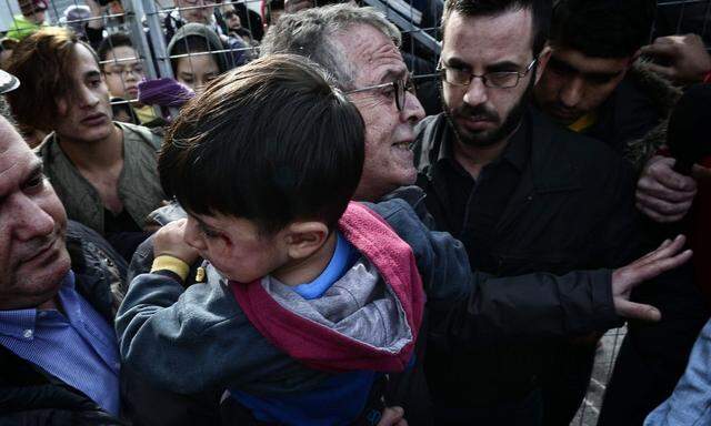 Immigrationsminister Ioannis Mouzalas (M.): „Die Flüchtlingslager in Griechenland geben momentan kein schönes Bild ab.“
