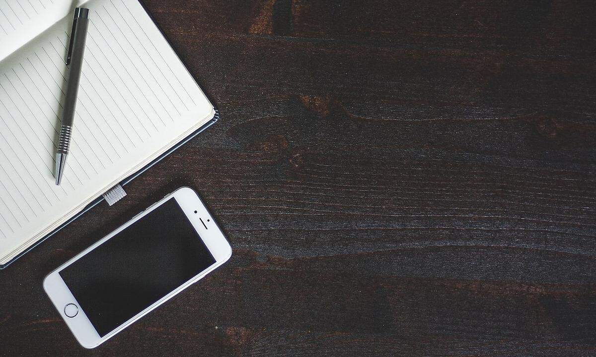 Legen Sie Ihr Telefon auffällig neben sich auf den Tisch. Falls es klingelt, murmeln Sie eine Entschuldigung und verlassen Sie hastig den Raum, mit dem Telefon am Ohr. Der Hintergrund: Wenn Sie während eines Meetings einen Anruf entgegennehmen, muss er besonders wichtig sein. Ergo, Sie müssen eine besonders gefragte Person sein. 