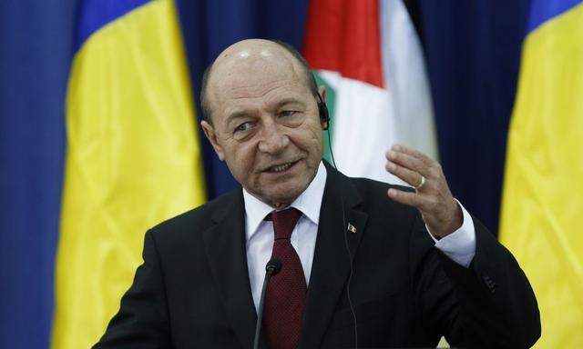 Rumäniens Staatschef Traian Basescuesident Basescu gestures as he speaks during a joint news conference with Palestinian President Abbas in Ramallah