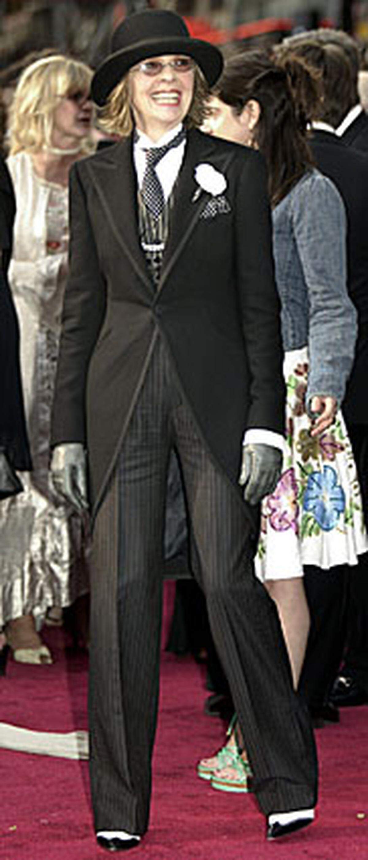 Als Annie Hall in "Der Stadtneurotiker wurde Diane Keaton mit ihrem leger-maskulinen Stil 1977 zur Ikone. Hier hat sie's aber übetrieben: Mit grünen Lederhandschuhen, Krawatte und Melone könnte sie in Wien eine Kutsche lenken.