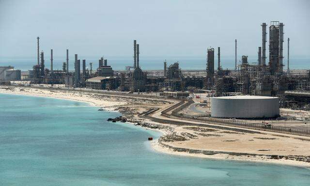 Saudiarabien senkt seine Ölfördermenge.