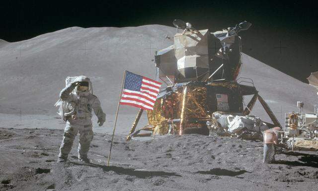 Buzz Aldrin neben der US-Fahne, die er auf dem Mond gehisst hat.