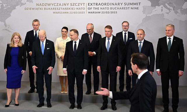 US-Präsident Joe Biden (3. von links) mit anderen Staats- und Regierungschefs der Bukarest-9-Staaten.