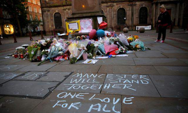 Blumen für die zwei Dutzend Opfer des Terroranschlags in Manchester.