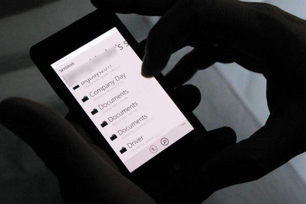 Für Businesskunden und mobile Arbeiter wurde der Office-Hub erweitert. Nun gibt es neben Sharepoint auch Zugriff auf das private Skydrive eines Benutzers. Dateien können direkt vom Handy aus abgerufen und bearbeitet werden. Anschließend werden sie wieder auf die Online-Festplatte gespeichert.