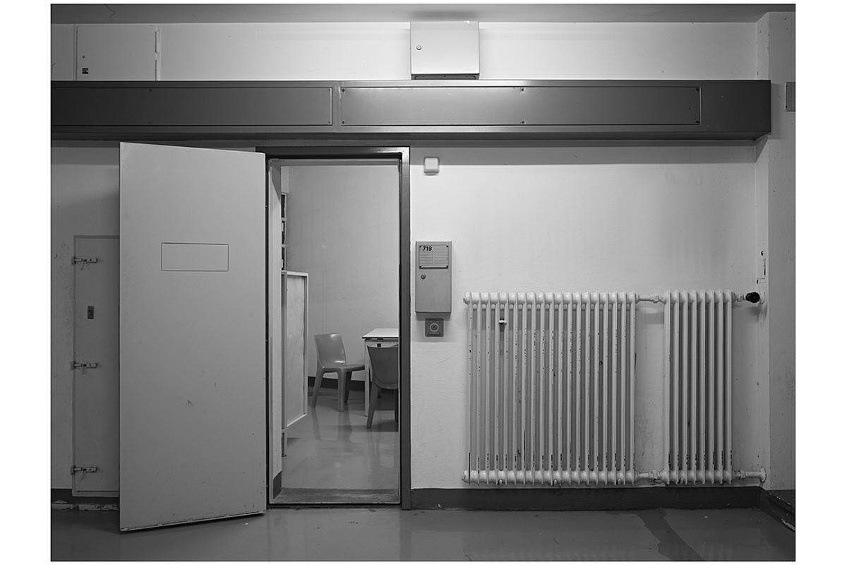 Zelle 719 war einmal die berühmteste Zelle des berühmtesten deutschen Gefängnisses. Andreas Magdanz, Flur mit Blick in Zelle 719, 2010/2011, (c) Andreas Magdanz, Buch- &amp; Ausstellungsprojekt "Stammheim", Printversion Hatje Cantz, eBook MagBooks
