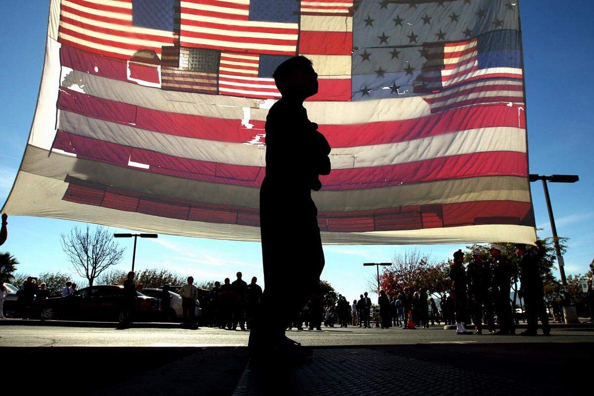 Eine große US-Flagge, die seinerzeit aus den Trümmern des New Yorker World Trade Centers geborgen worden war, wurde eigens nach Tucson gebracht und zwischen den ausgefahrenen Leitern von zwei Feuerwehrwagen aufgehängt.